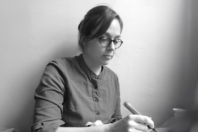 Frieda Ruh arbeitet an einer Illustration