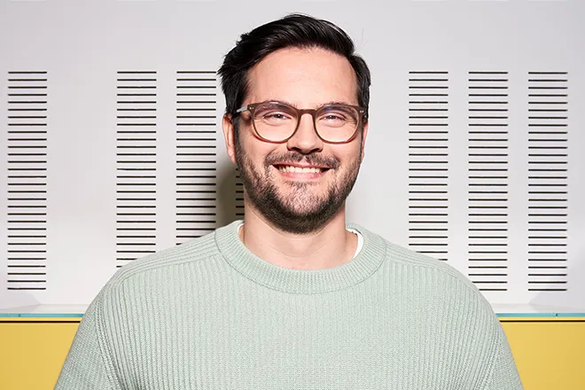 Mario Medjedovic in einem türkisfarbenen Pullover