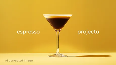 Ein Espresso Martini vor einem gelben Hintergrund