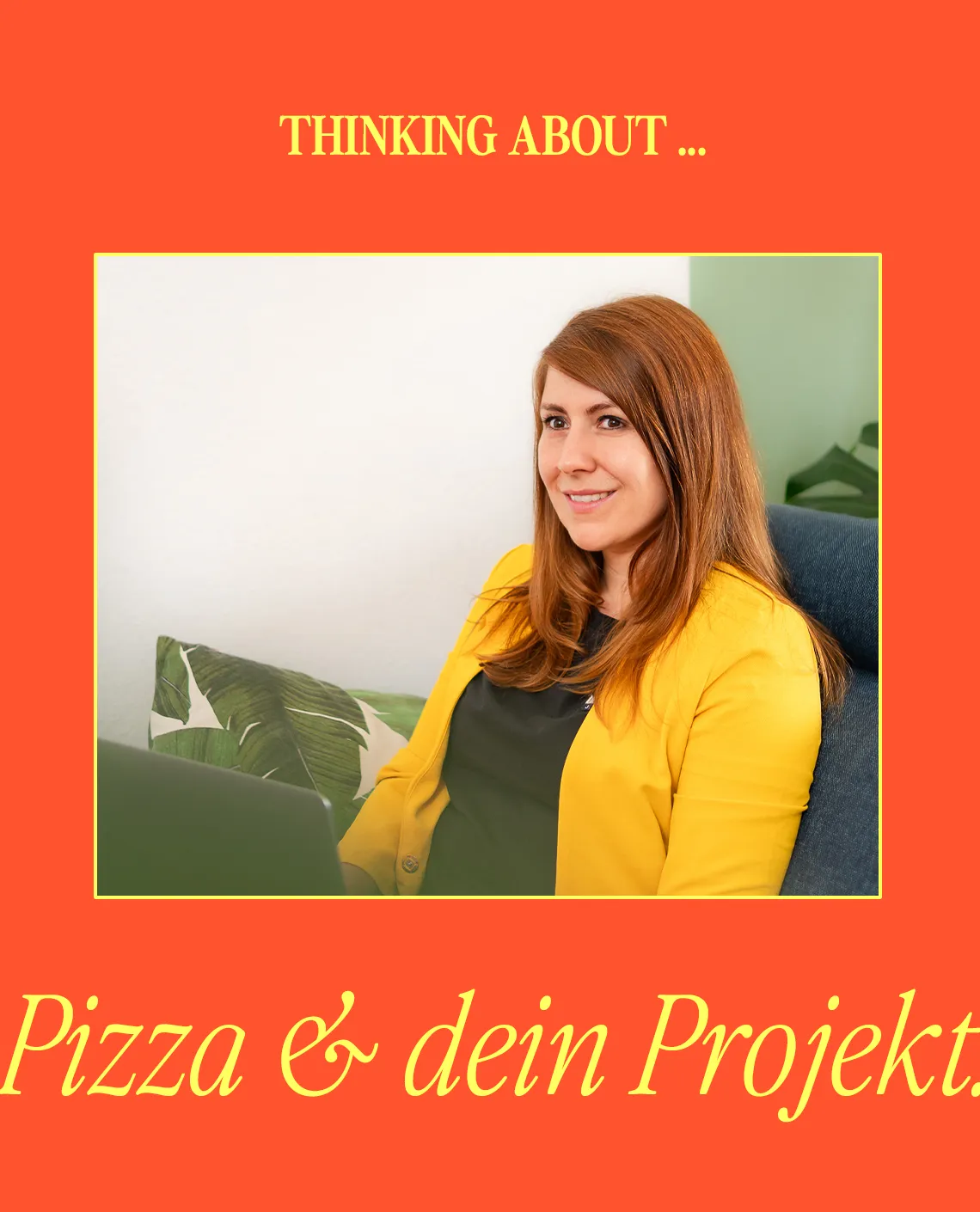 Kathrin Schönborn sitzt auf dem Sofa und trägt einen gelben Blazer