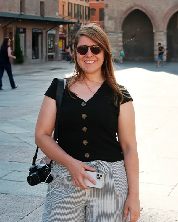 Kathrin Schönborn steht auf einem italienischen Platz in der Sonne